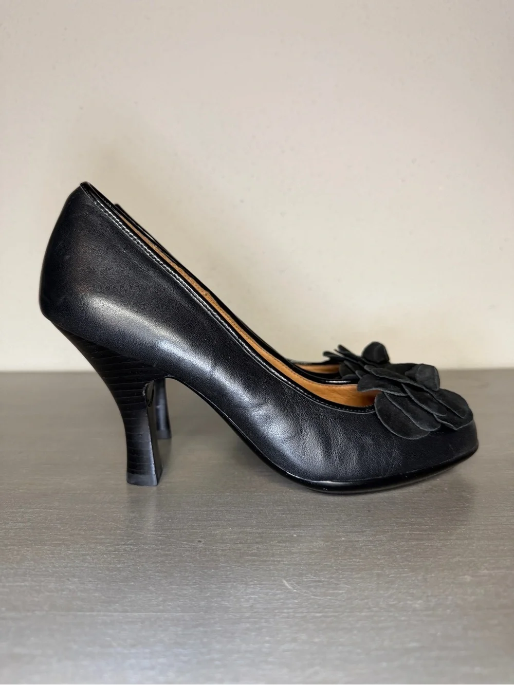 Söfft Black Leather Floral Pump Heels 9M Good Condition Classic Women's Shoes